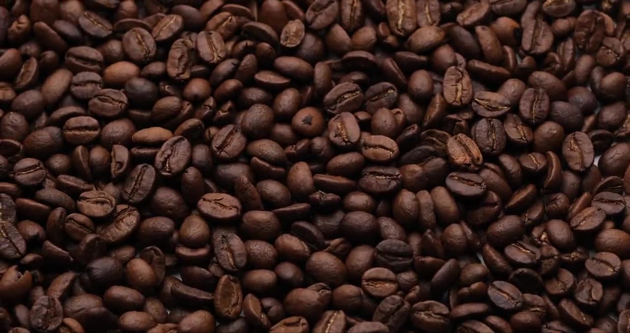 Granos de café recién tostados